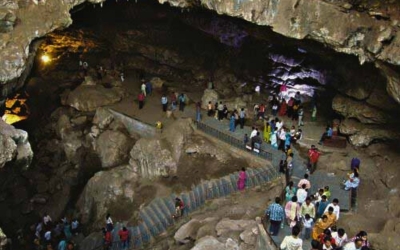 Crowd inside the Patal Bhuvaneshwar underground cave temple